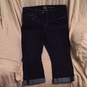 Levi signature capris dark wash